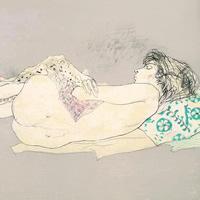 Joelle de dos au coussin vert